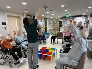 2026년 5월 둘째 주 신체 프로그램_실버 스포츠 ‘공 튕기기 활동’